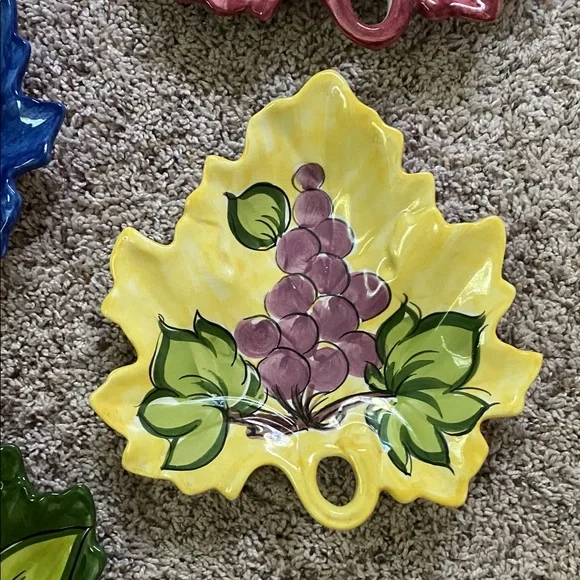 Vintage Vietri ceramic leaf plates with hand-painted fruit designs set of 4 - Picture 5 of 7